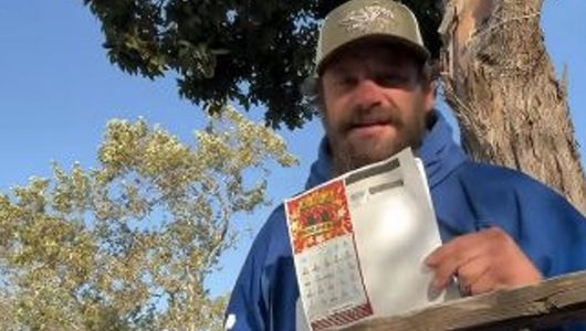 Een dakloze man in Californië houdt een kraslot vast waarmee hij $ 1 miljoen won