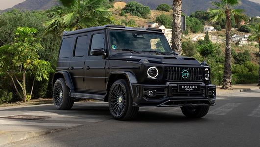 Spaans-Nederlandse voetballer Dean Huijsen neemt deze zeer fraaie Mercedes G63 Urban van zeker € 300.000 in ontvangst