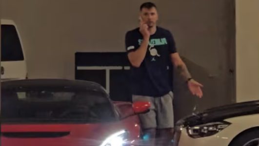 Basketballer Luka Dončić bij zijn ingebouwde Rimac Nevera