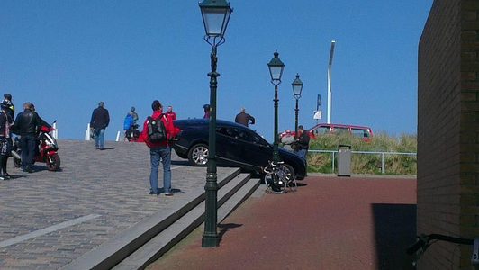 Illustratie voor: Oeps! Bentley Continental GT Gaat Off-Road in Scheveningen