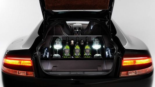 Illustratie voor: Aston Martin Rapide S Milano Dom Pérignon is DE Stijlvolste Champagne Promo Car Ooit (video)