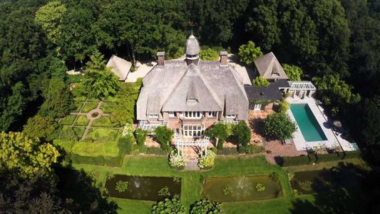 Nederlandse TV-producent Reinout Oerlemans haalt z'n villa in Laren uit de verkoop Pure Luxe