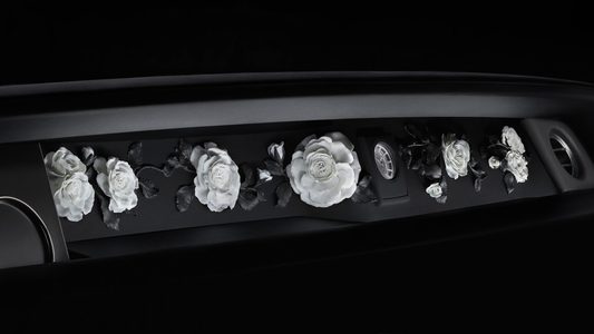 rolls-royce the phantom rose roos bloem Pure Luxe