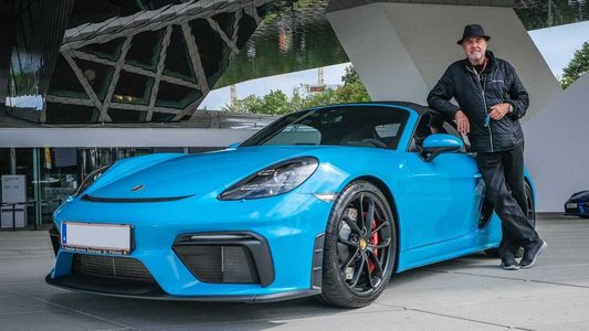 Illustratie voor: Man trakteert zich op 80e Porsche op 80e verjaardag