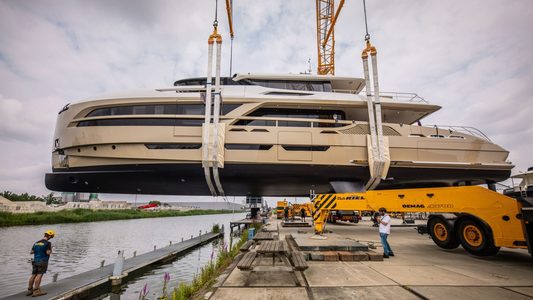 Illustratie voor: Nederlandse scheepswerf Van der Valk lanceert kasteelbruin jacht van 34 meter lang