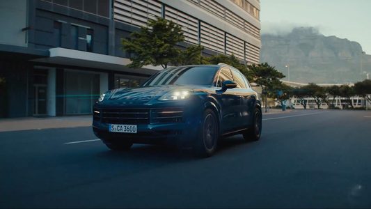 Ervaar de ongeëvenaarde prestaties en luxe van de Porsche Cayenne Turbo E-Hybrid. Met vermogen en een elegant design