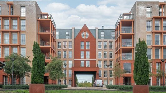 John de Bever verkoopt appartement met uitzicht op golfbaan