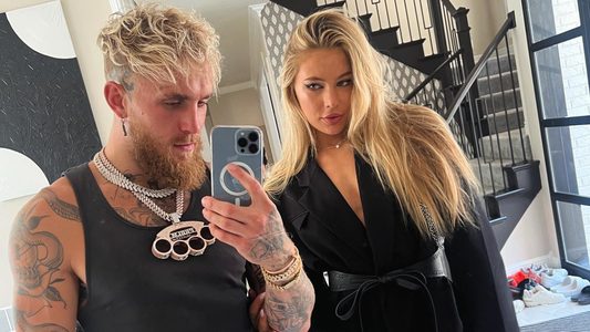Jake Paul poseert