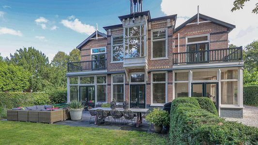 Illustratie voor: Sonja Bakker vraagt € 2,7 miljoen voor Bergense villa en stevent af op winst van ruim € 1,5 miljoen