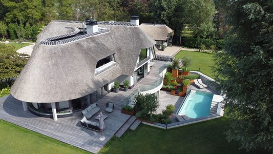 De prachtige miljoenenvilla van Joop Drechsel in Loosdrecht