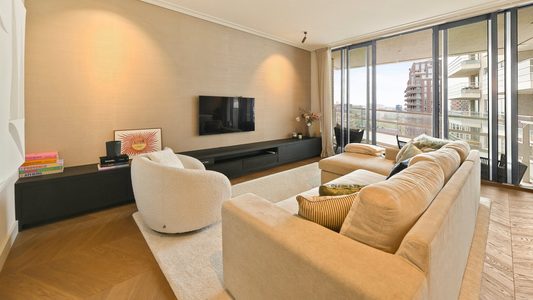 De woonkamer van het appartement van Frenkie de Jong in Amsterdam