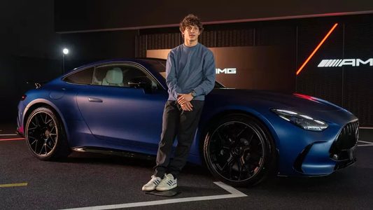Formule 1-coureur Kimi Antonelli poseert voor zijn Mercedes-AMG GT 63 S