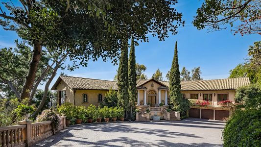 Buitenaanzicht van de villa in Bel Air