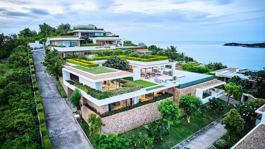Buitenaanzicht van de villa uit de serie 'The White Lotus' op Koh Samui in Thailand