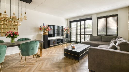 De woonkamer van de woning van Danny Froger in Huizen