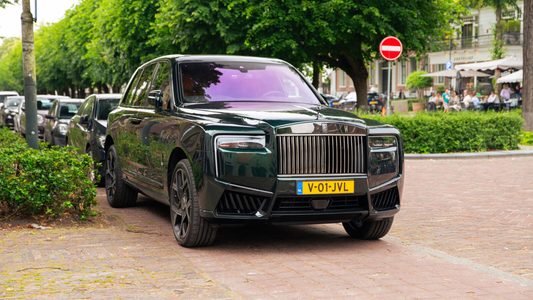 Een Rolls-Royce Cullinan met grijs kenteken