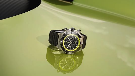 De Breitling Super Chronomat Aston Martin Valhalla