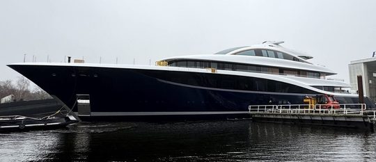 Het nieuwe superjacht 'Project 714', van miljardair Lawrence Stroll, vaart door de wateren van Zuid-Holland