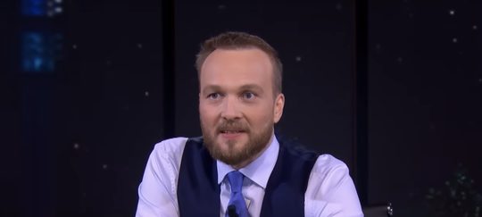 Arjen Lubach presenteert het programma De Avondshow