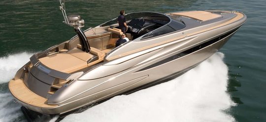 Het motorjacht Riva Rivale 52 waar de tandarts uit Bergen op vaarde