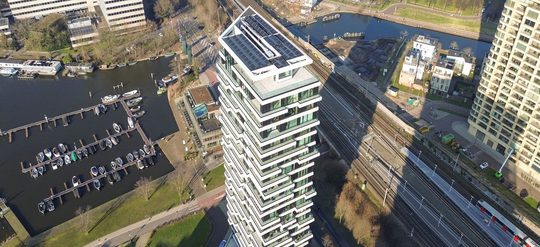 Het Amsterdamse penthouse dat met een sportwagen van € 250.000 wordt geleverd