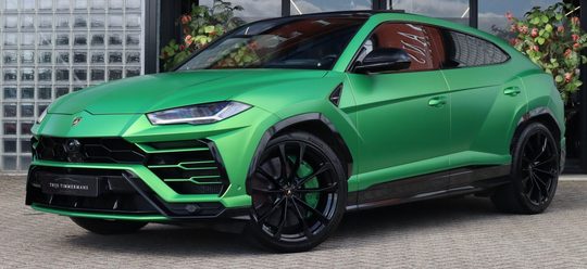 Een felgroene Lamborghini Urus staat voor € 234.950 in de etalage