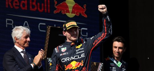 Max Verstappen tijdens de podiumceremonie na de race in Imola