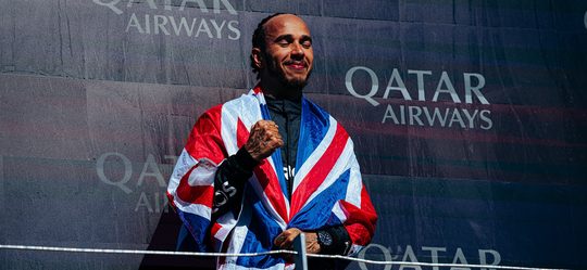 Lewis Hamilton op het podium nadat hij een Formule 1-race heeft gewonnen