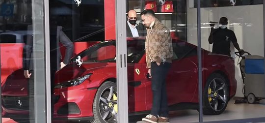 Illustratie voor: Tinder Swindler gespot bij dealer in Tel Aviv kijkend naar een Ferrari