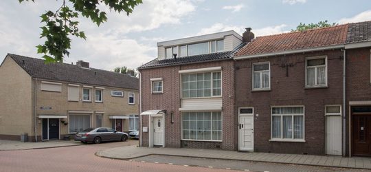 Illustratie voor: Roy Donders zet zijn Tilburgse hoekwoning met jacuzzi en Turks stoombad te koop