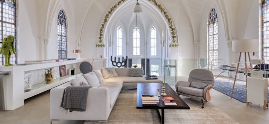 De woonkamer in de kerkwoning van Erik Hallers in Utrecht