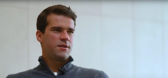 Liverpool-keeper Alisson tijdens een interview met zijn club