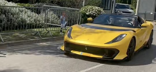 De gele Ferrari 812 Competizione A van Erling Haaland