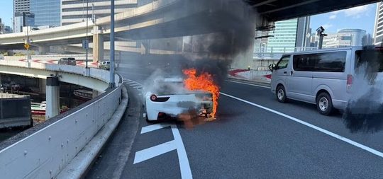 De witte Ferrari van een Japanse muziekproducer gaat in vlammen op