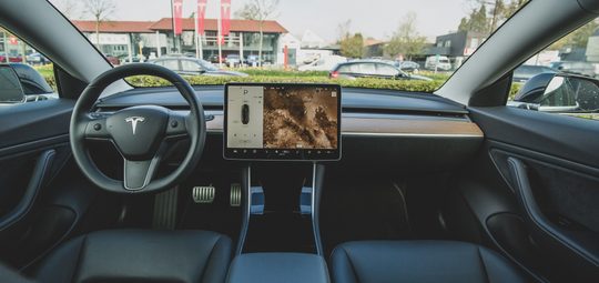 Het interieur van een Tesla, dat de verkopen in de Europese Unie met de helft heeft zien teruglopen.