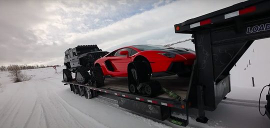 Illustratie voor: Met een Lamborghini Aventador op rupsbanden door de sneeuw ploeteren