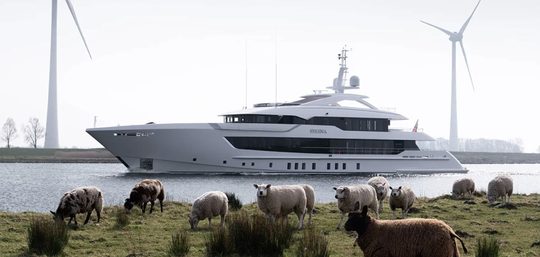 Het superjacht Serena van Heesen Yachts vaart voorbij