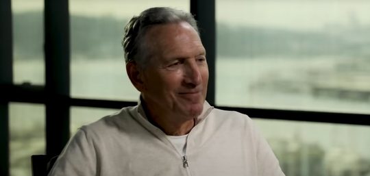 Het superjacht van voormalig Starbucks-CEO Howard Schultz manoeuvreert door de Zuid-Hollandse wateren