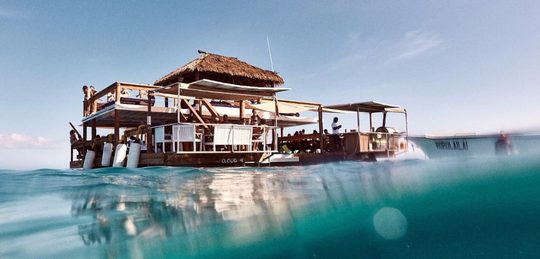 Illustratie voor: CLOUD-9: een unieke drijvende Eiland Bar in de Fiji Mamanuca Eilanden