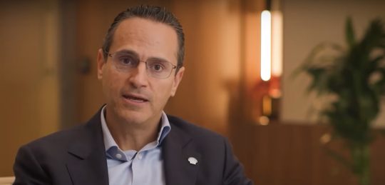 De topman van Shell, Wael Sawan, tijdens een interview