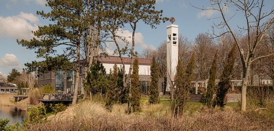 Een buitenaanzicht van de bijzondere kerkvilla in het Noord-Hollandse Bergen