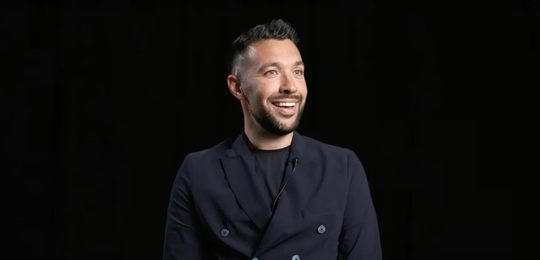 Francesco Farioli tijdens een interview met zijn club Ajax