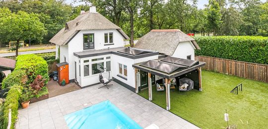 De witte villa van Milan Knol met een zwembad in de achtertuin