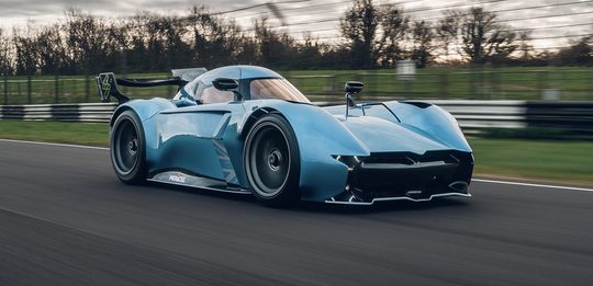 De McMurtry Speirling raast over het circuit