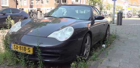 De Porsche Carrera staal zeker een jaar op dezelfde plek