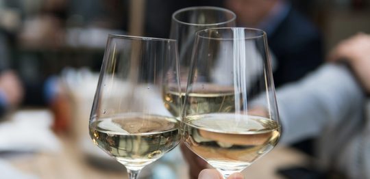 Drie glazen witte wijn uit Frankrijk