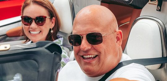 De CEO van Koenigsegg, Christian von Koenigsegg, in een cabrio