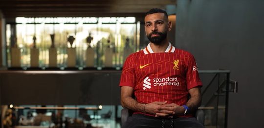 Mohamed Salah wordt door zijn club Liverpool geïnterviewd nadat hij net een nieuw contract heeft getekend met een Richard Mille-horloge om de pols