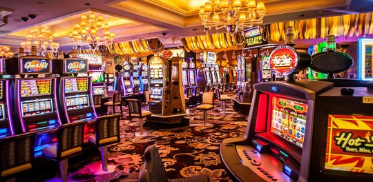 Een casino met allemaal gokapparaten