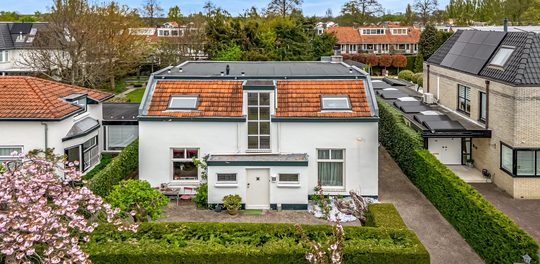 Voorkant van de vrijstaande woning van Het Goede Doel-zanger Henk Temming in Amstelveen